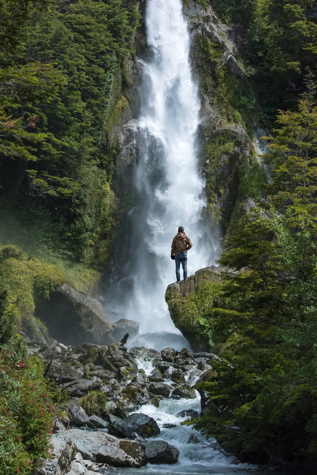 Cascada Carretera Austral sur de Chile - naturaleza virgen y turismo de aventura